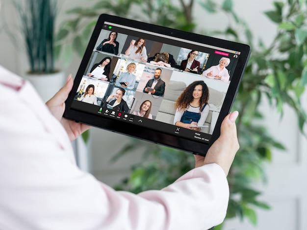 Equipe on-line do tablet de bate-papo por vídeo em grupo de reunião na Web