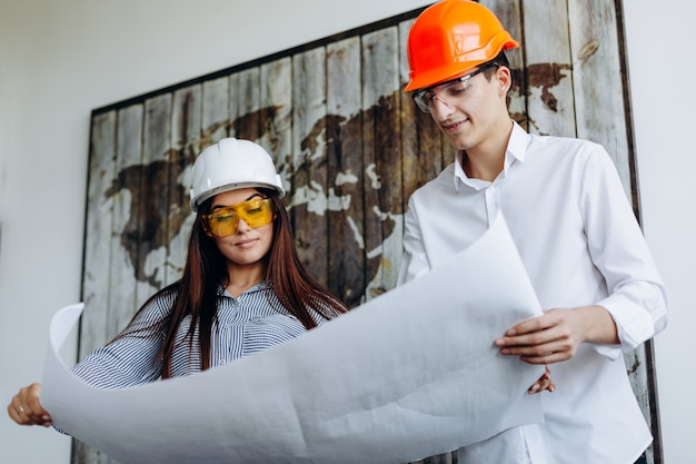 Foto equipe profissional de arquitetos olha os desenhos