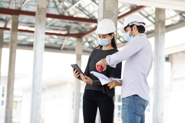 Foto equipe profissional de engenheiro mecânico trabalhando no canteiro de obras