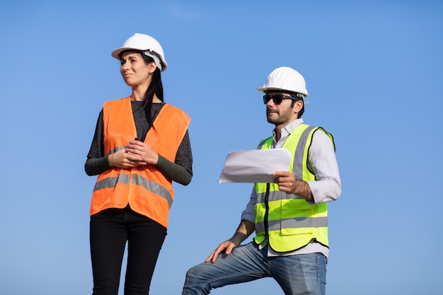 Equipe profissional de engenheiro mecânico trabalhando no canteiro de obras