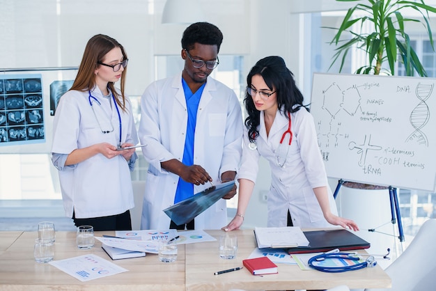 Equipe profissional de médicos multirraciais, tendo uma conferência. Multi grupo étnico de estudantes de medicina. Conceito de cuidados de saúde e medicina.