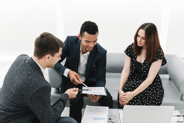 Equipe profissional de negócios discutindo novo plano de trabalho