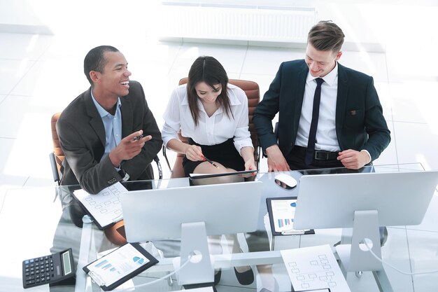 Equipe profissional de negócios sentada na mesa do escritório