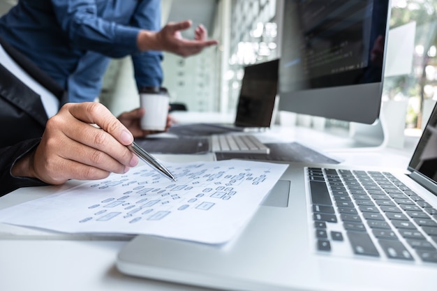 Equipe profissional de programador trabalhando no projeto em computador de desenvolvimento de software na empresa de TI