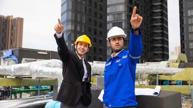 Equipe profissional homem de negócios asiático jovem CEO e engenheiro de energia planeja um projeto para construir um painel solar para o edifício em construção conceito de energia alternativa limpa e verde