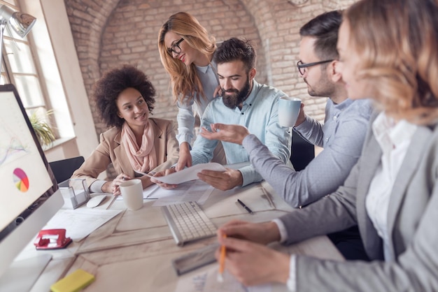 Equipe sorridente de empresários trabalhando juntos na empresa