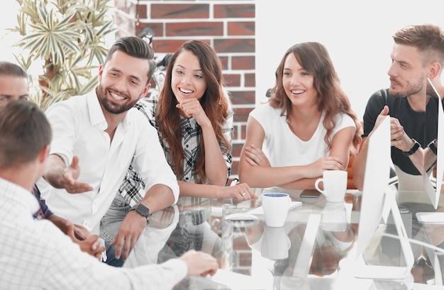 Equipe sorridente discutindo os problemas atuais