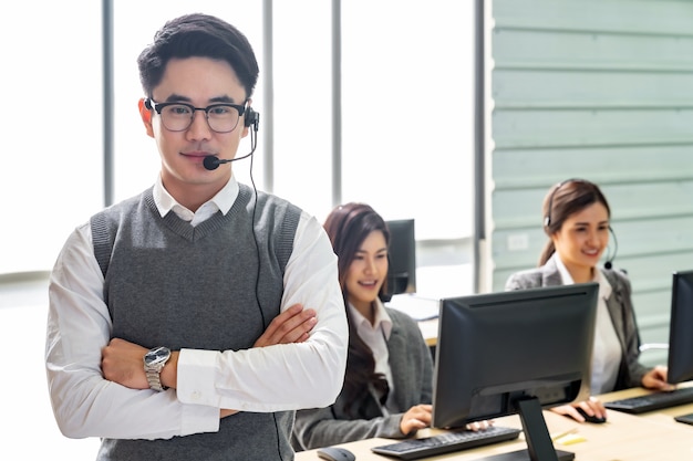 Equipe sorridente do call center