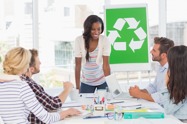 Equipe sorridente tendo uma reunião sobre política de reciclagem