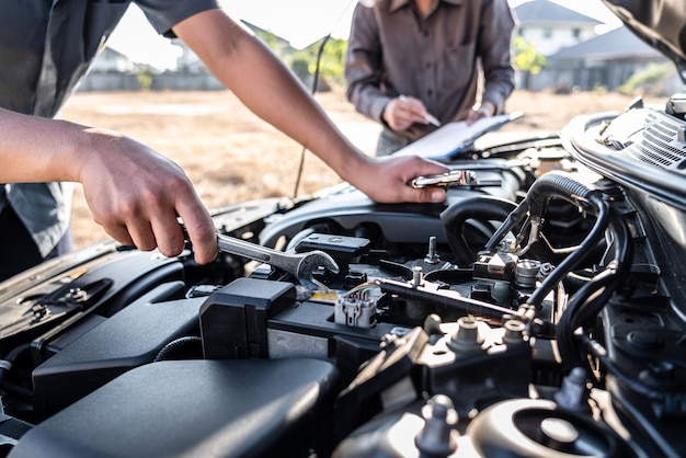 Equipe técnica trabalhando de mecânico de automóveis em manutenção e serviço de reparo automotivo