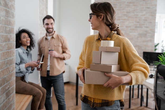 Equipe trabalha no escritório em um projeto na entrega