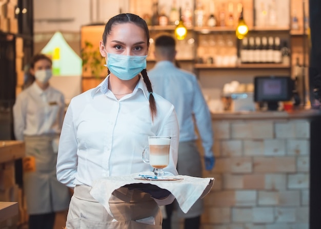 Equipe usando máscara médica