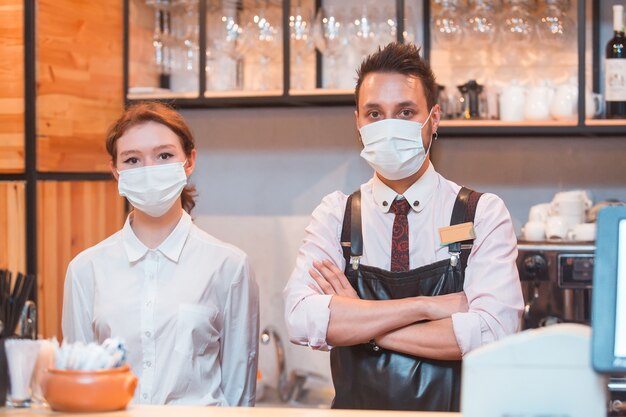 Equipe usando máscaras médicas