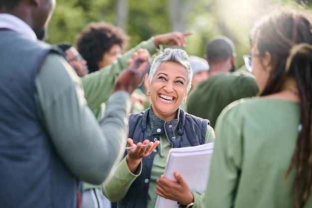 Equipe voluntária e pessoas na natureza para trabalho em equipe de serviço comunitário e planejamento com metas e estratégia de liderança pessoa sênior ou líder para gerenciamento em parque florestal ou projeto ecológico