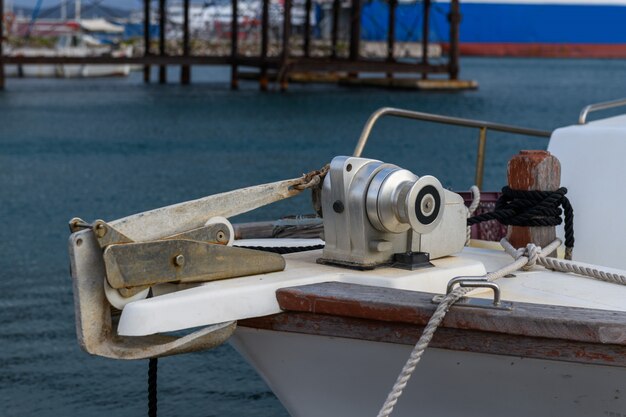 Equipo de amarre y ancla de bote de pesca pequeño