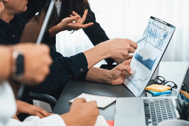 El equipo de analistas de datos del trabajador de oficina colabora en el tablero de Bi Prudent