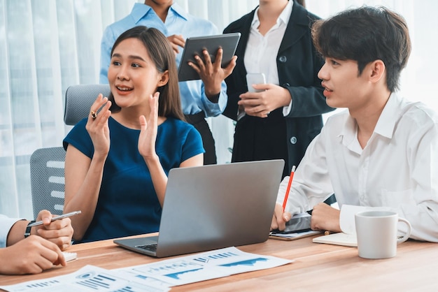 El equipo de analistas multirracial utiliza los datos del tablero de BI para analizar el informe financiero en la mesa de reuniones Grupo de diversos empresarios utilizan el análisis de datos de FIntech para el marketing comercial exitoso Concord