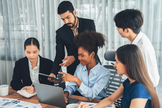 El equipo de analistas multirracial utiliza el panel de BI para el análisis de datos con la computadora portátil Concord