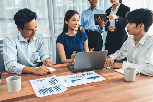 El equipo de analistas multirracial utiliza el panel de BI para el análisis de datos con la computadora portátil Concord