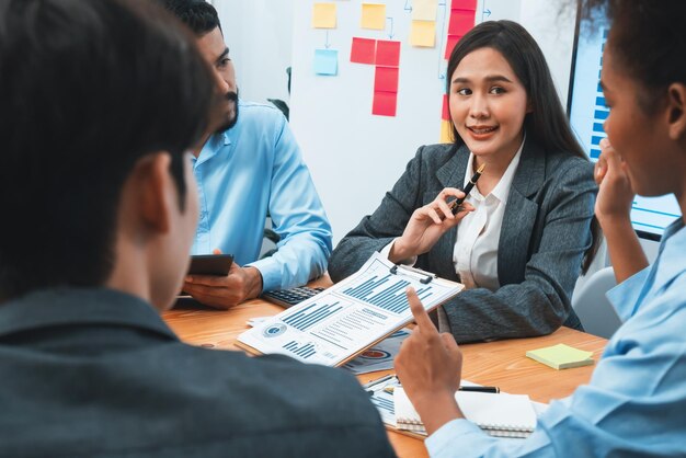 El equipo de analistas multirracial utiliza el panel de BI para el análisis de datos Concord