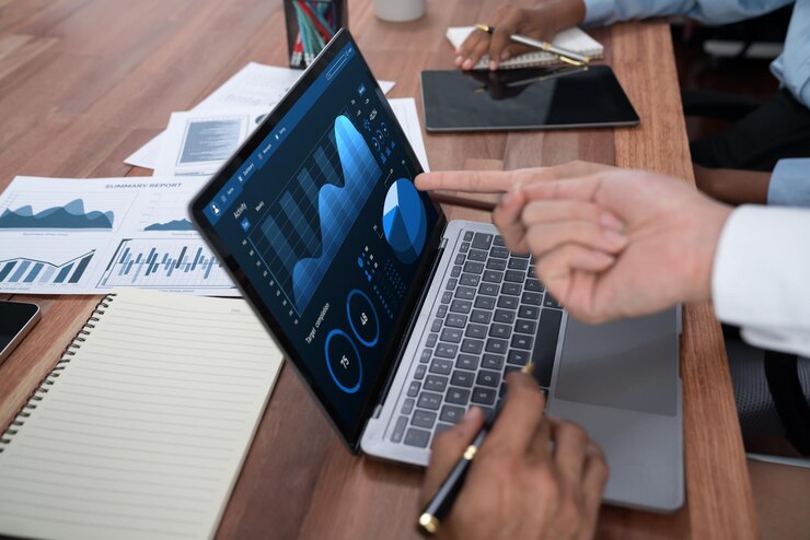 Foto el equipo de analistas multirracial utiliza el software bi fintech para analizar datos financieros en la mesa de reuniones visualización de datos del panel financiero en la pantalla del portátil con gráfico analizado para indicación de marketing concord