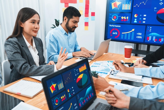 El equipo de analistas multirraciales utiliza el software BI Fintech para analizar datos financieros en la mesa de reuniones Visualización de datos del panel financiero en la pantalla del portátil con gráfico analizado para indicación de marketing Concord