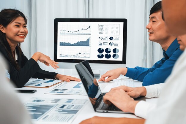 Equipo de analistas que utiliza BI Fintech para analizar los datos financieros en la mesa Prudent