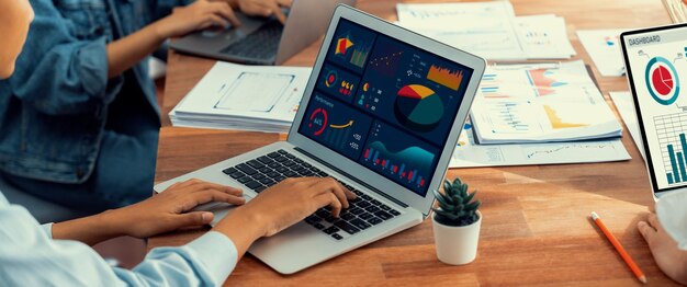 Equipo de analistas que utiliza BI Fintech para analizar el informe financiero