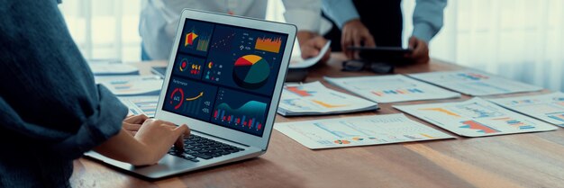 Equipo de analistas que utiliza BI Fintech para analizar el informe financiero
