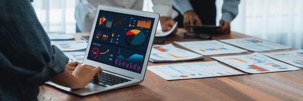 Equipo de analistas que utiliza BI Fintech para analizar el informe financiero