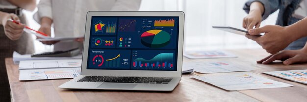 Equipo de analistas que utiliza BI Fintech para analizar el informe financiero