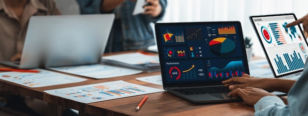 Equipo de analistas que utiliza BI Fintech para analizar el informe financiero