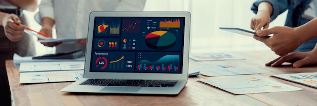 Equipo de analistas de toma panorámica que utiliza BI Fintech para analizar informes financieros con una computadora portátil Empresarios analizando el panel de energía de BI mostrado en la pantalla de una computadora portátil para obtener información empresarial Escudriñar
