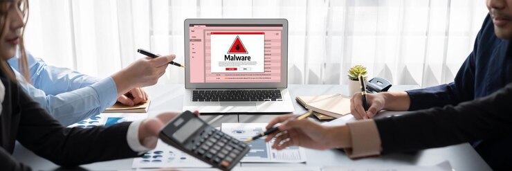 Foto equipo de analistas trabajando en el tablero de análisis de datos en la pantalla del portátil insight