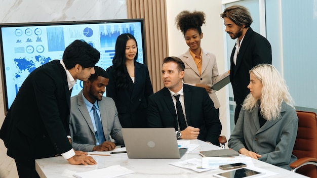 Foto el equipo de analistas utiliza bi fintech para analizar los datos financieros en una reunión adornada