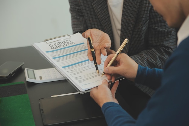 Equipo de arquitectos y empresarios discutiendo y intercambiando ideas sobre la modificación del plano de planta para el proyecto de inversión inmobiliaria y desarrollo de viviendas