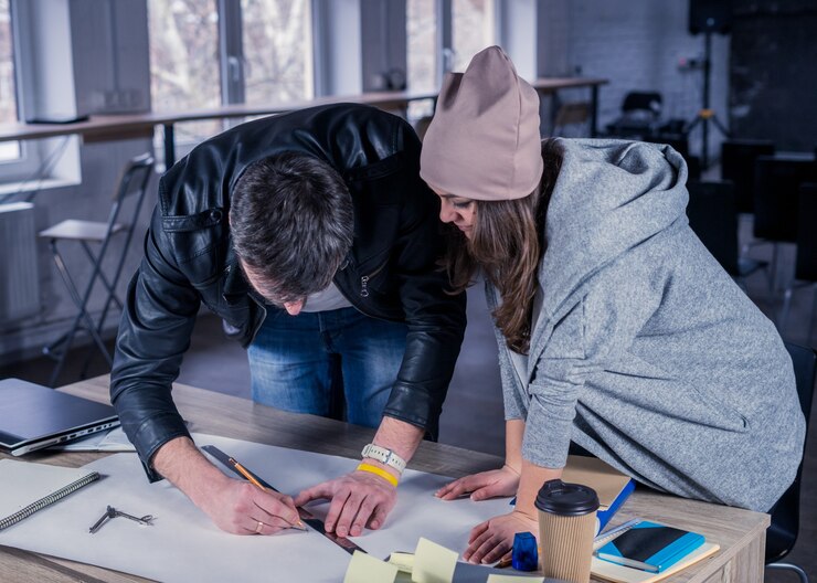 Foto equipo de arquitectos, personas, dibujo, proyecto de construcción con lápiz y regla en el escritorio