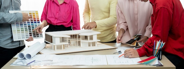 Un equipo de arquitectos profesionales hace una lluvia de ideas sobre la selección de colores de la casa