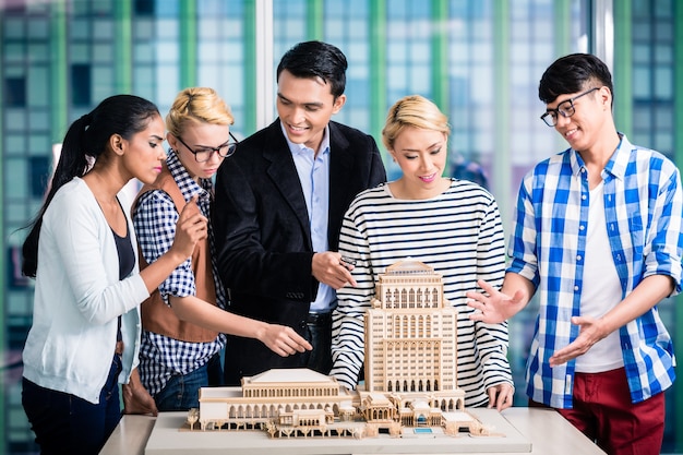 Equipo de arquitectos que presenta el edificio modelo en presentación al cliente