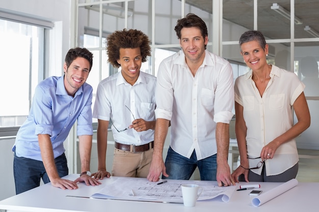 Equipo de arquitectos sonriendo a la cámara