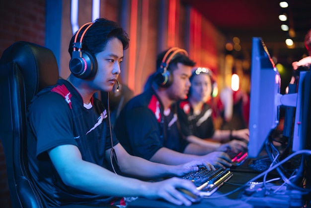 Equipo asiático de eSports compitiendo en un torneo de eSports