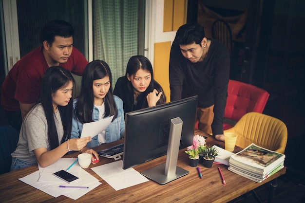 Equipo autónomo asiático en la oficina