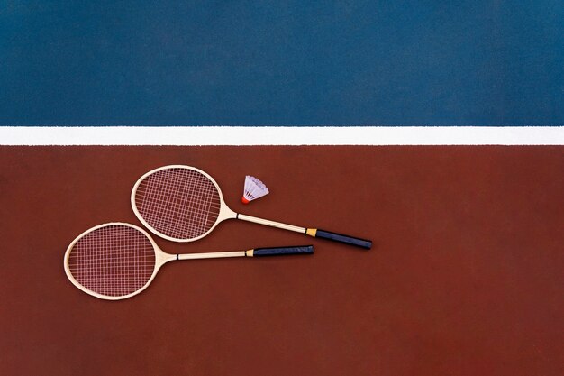 Equipo de bádminton plano en el campo