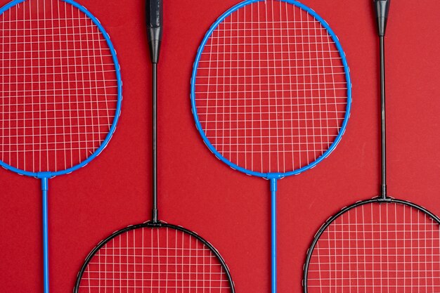 Foto equipo de bádminton. raquetas y volante, vista superior