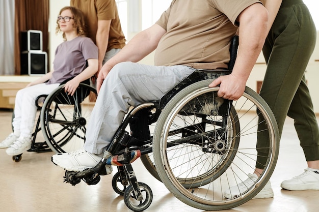 Equipo de baile moderno en silla de ruedas en la práctica