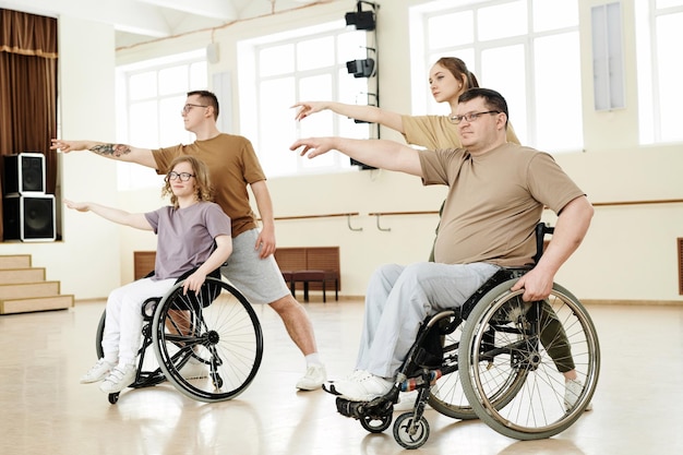 Equipo de baile practicando en el estudio