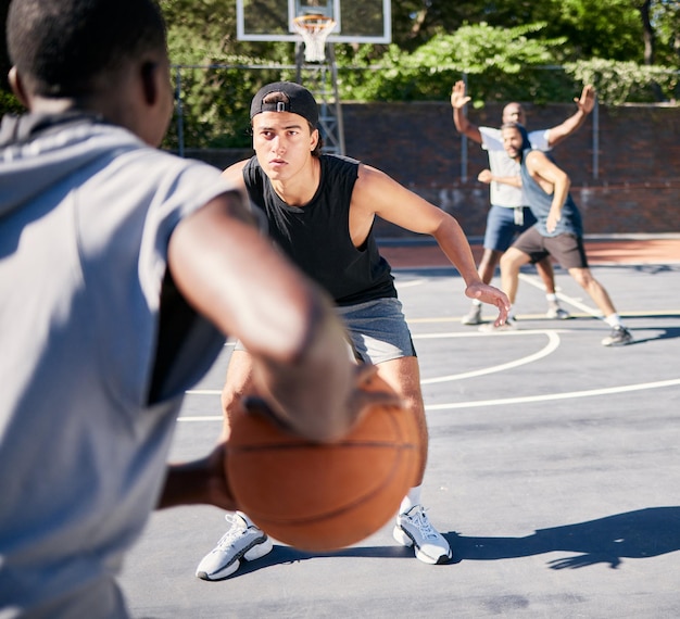 Equipo de baloncesto y hombres que practican deporte en una competencia entrenando o ejercitando a jugadores con talento y aptitud Deportistas en un partido de práctica competitivo en una cancha al aire libre usando trabajo en equipo