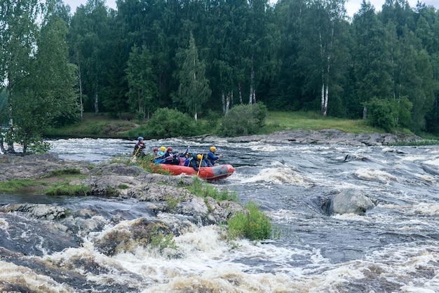 equipo en una balsa pasa los rápidos en el río Shuya