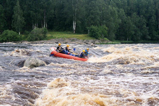 equipo en una balsa pasa los rápidos en el río Shuya