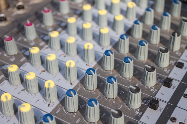 Equipo de botones para control de mezclador de sonido.